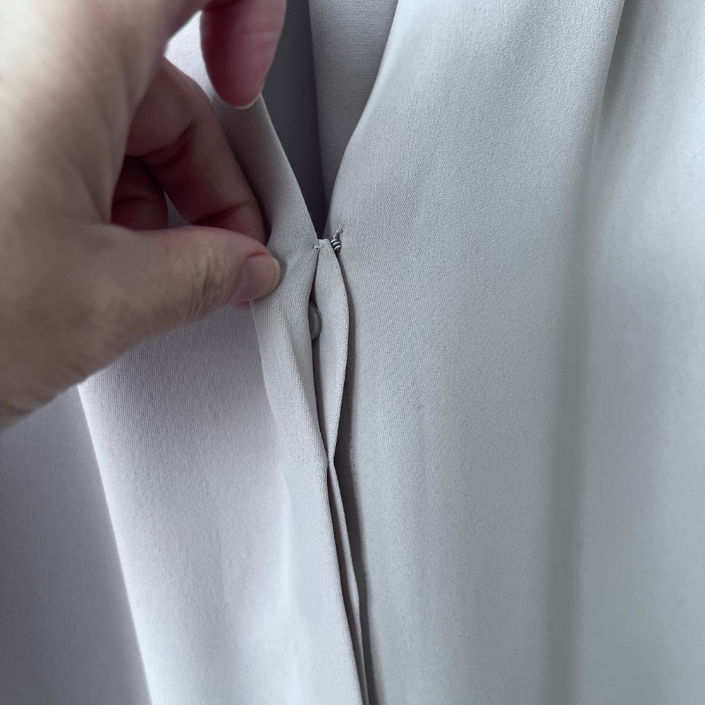 ARITZIA BABATON | Akira Blouse V Neck Button Up size small - Picture 5 of 9